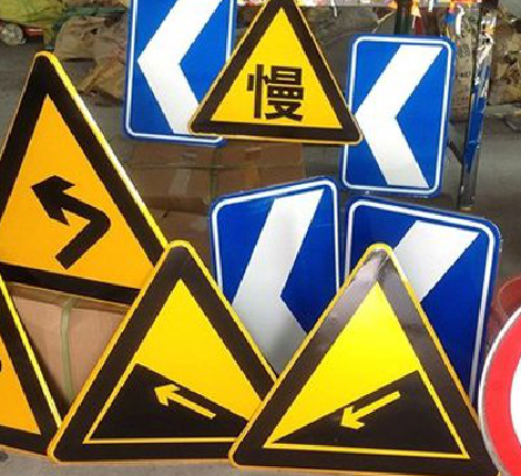 泸定标识标牌中颜色的确定是很重要的。